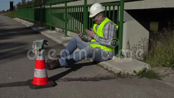 筑路工人用平板电脑开怀大笑视频的预览图