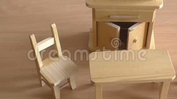 儿童迷你木制玩具家具木制娃娃家具桌子椅子和自助餐视频的预览图