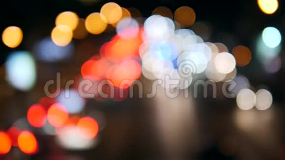 美丽的城市博克背景泰国曼谷繁忙街道上夜间交通灯模糊4公里视频的预览图