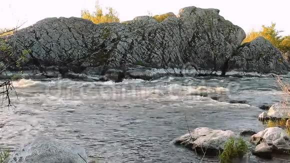 小山河岩石之间流淌着溪流的景观山里的水河流急流视频的预览图