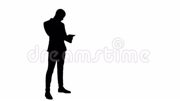 忙碌的男人在打电话拿着平板电脑视频的预览图