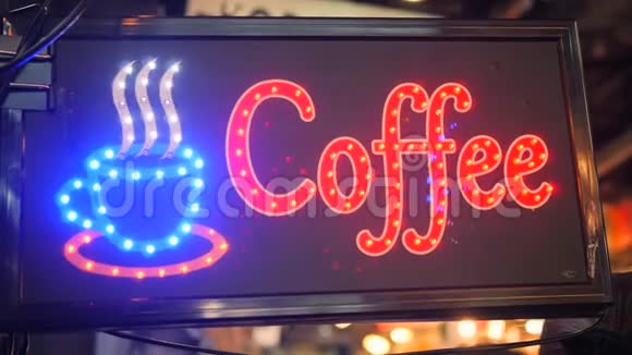 闪烁LED咖啡店街标志4K泰国曼谷视频的预览图