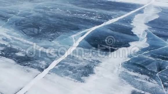 贝加尔湖结冰的水面上刮起了雪粒视频的预览图