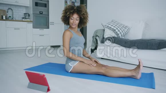 用器械满足女性训练瑜伽视频的预览图