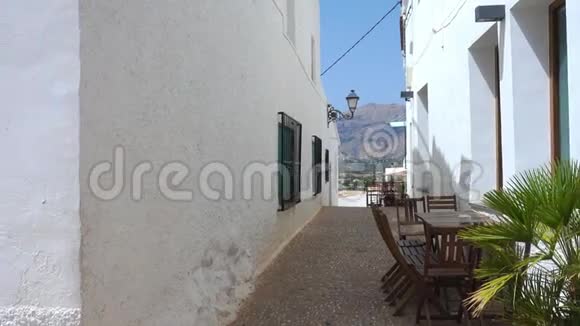 西班牙阿利坎特阿尔提亚白村风景如画的狭窄街道视频的预览图