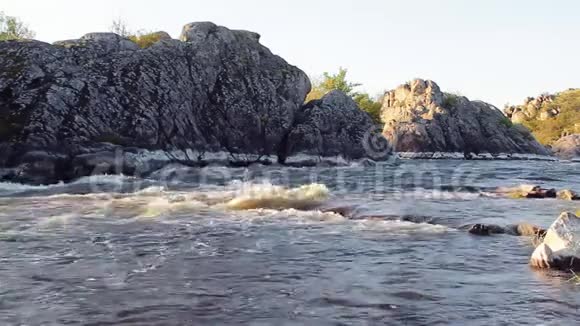 小山河岩石之间流淌着溪流的景观山里的水河流急流视频的预览图