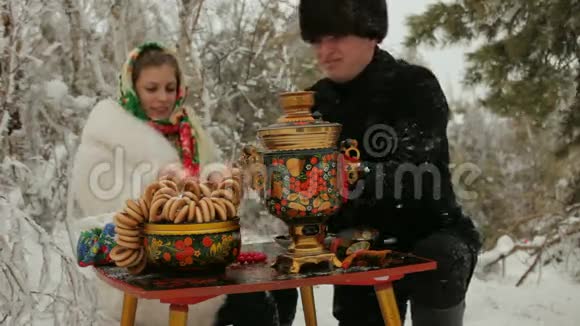 俄罗斯夫妇野餐视频的预览图