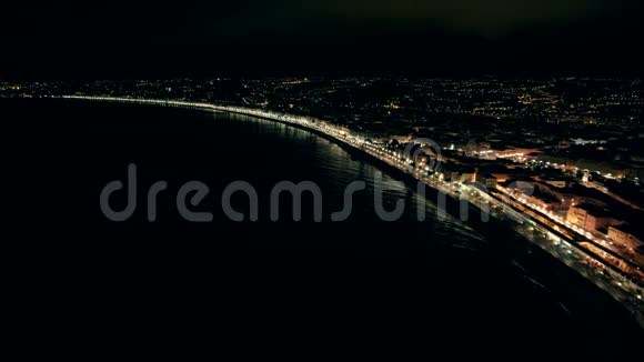 法国明亮的尼斯镇的夜景在海滨长廊和海上飞行视频的预览图