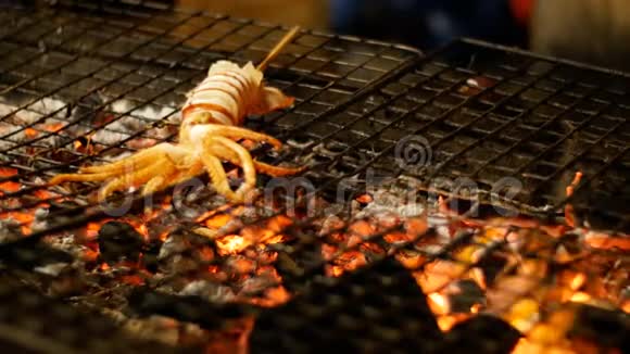 鱿鱼在夜间食品市场上烤熟泰国街食品泰国视频的预览图