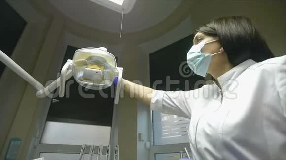 牙医在牙科诊所的牙医椅子上检查病人的牙齿视频的预览图