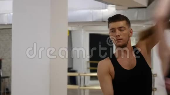 专业舞者排练他在大厅排练排练现代舞当代的它是视频的预览图