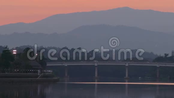 湖桥运输山日落4k视频的预览图