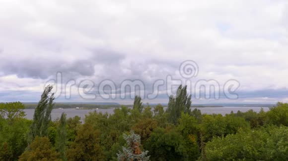 风景如画的河流景观伏尔加河俄罗斯萨马拉市的堤防夏秋风天视频的预览图