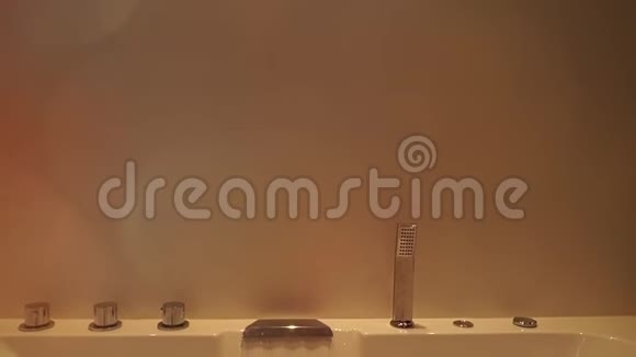水流在按摩浴缸里水疗浴室配有按摩和泡沫视频的预览图