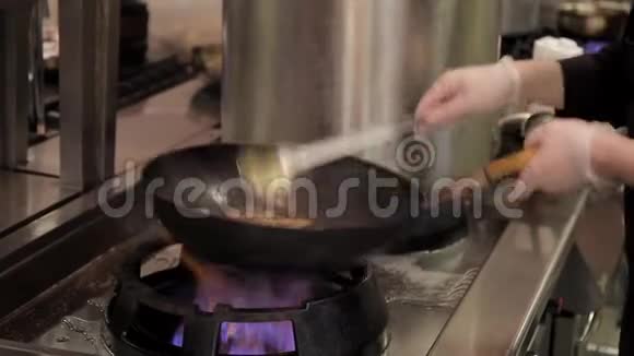 厨师在厨房餐厅或咖啡厅完成不同产品的油炸视频的预览图