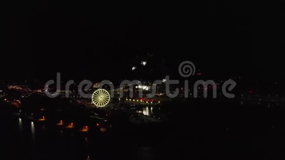 夜晚在城市背景下的烟花和河流全景视频的预览图