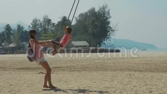 开心地笑着的女孩带着有趣的情绪在热带沙滩上摇摆视频的预览图