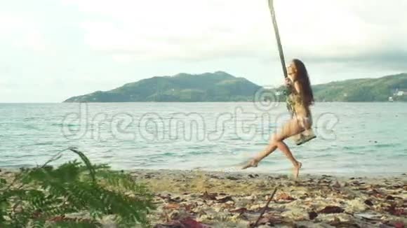 在热带海滩天堂放松比基尼女郎视频的预览图