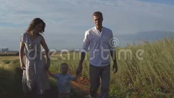 快乐的关系父母和孩子在野外散步视频的预览图