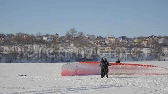 滑翔伞已经准备好飞行了冰湖上滑翔伞的比赛乌克兰视频的预览图