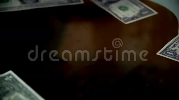 美元钞票落在桌子上视频的预览图