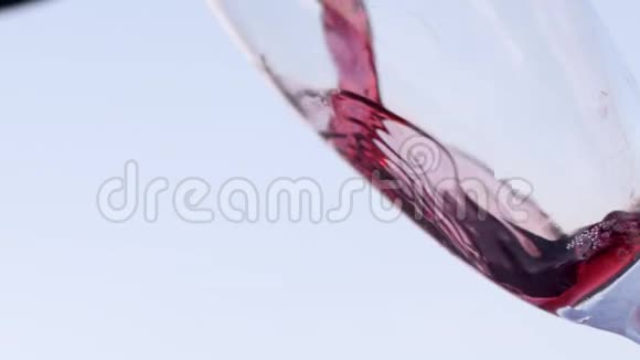 红酒在缓慢运动中涌入玻璃低角度视野易碎品视频的预览图