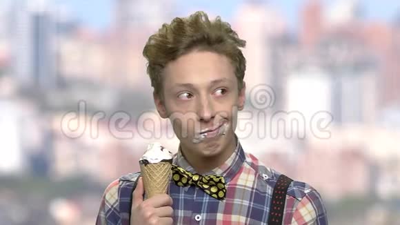 白人少年吃冰淇淋视频的预览图
