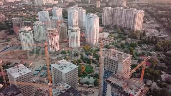 空中无人机射击大城市发展区域高层建筑建设日落时分上面的跨度视频的预览图