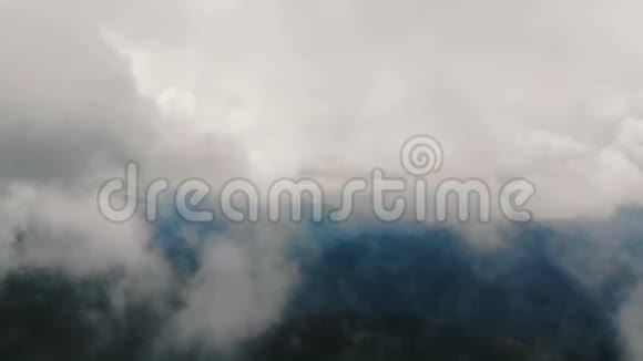 令人惊叹的云层覆盖山脉空中射击视频的预览图