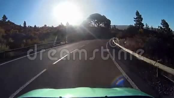 汽车沿着一条路行驶视频的预览图