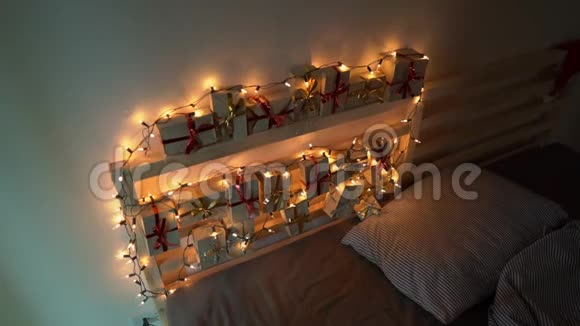一张挂在床上的历法的慢镜头床上的圣诞灯已经点亮准备好准备视频的预览图