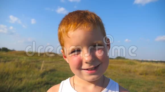 用高兴的表情掩饰男孩的情绪雀斑红发男孩快乐的画像笑了视频的预览图
