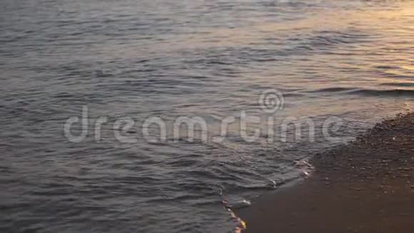 宁静的夏日阳光明媚的夜晚美丽的沙滩视频的预览图