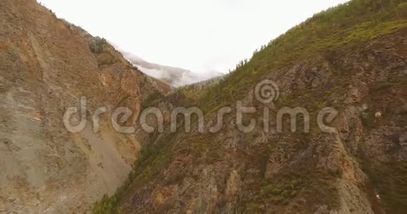飞越山脉阿尔泰西伯利亚森林山谷4k视频的预览图