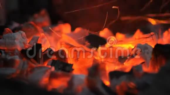 燃烧木制烧烤视频的预览图
