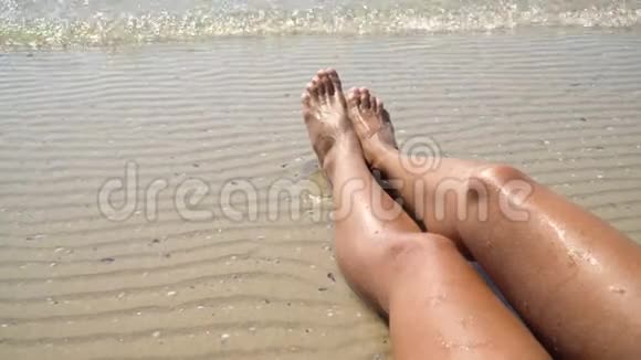 女足逆海在夏日沙滩上时光遨游空的文本位置视频的预览图