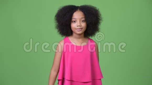 年轻可爱的非洲女孩有一头非洲头发竖起大拇指视频的预览图