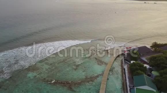 马尔代夫热带岛屿度假酒店限制和绿松石印度洋的鸟瞰图视频的预览图