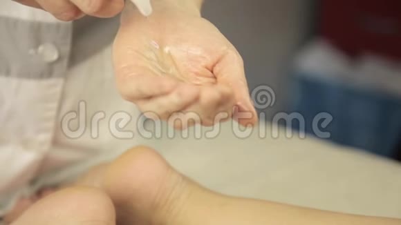 女性腿部按摩用补水乳液视频的预览图