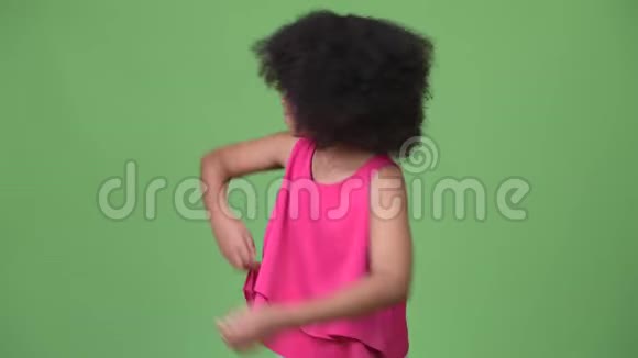 一个年轻可爱的非洲女孩头发是非洲的视频的预览图