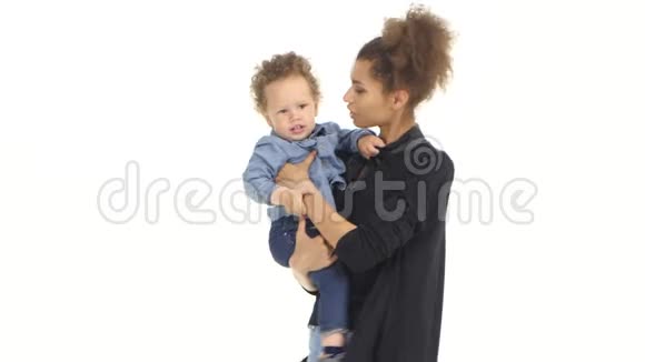 非裔美国母亲抱着一个孩子玩白色背景视频的预览图