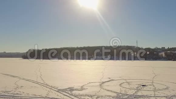 鸟瞰冰冻湖该镇附近冰湖的鸟瞰图视频的预览图