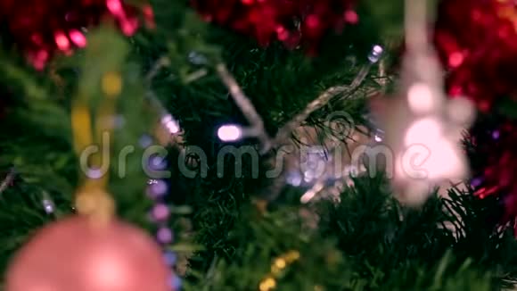 圣诞树装饰聚焦视频的预览图