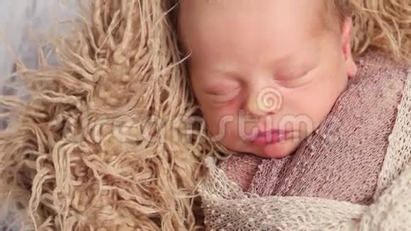 宝宝睡觉用毯子包起来视频的预览图