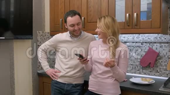 两个人一起听音乐一起在厨房唱歌一起跳舞视频的预览图