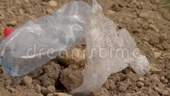 地面塑料的污染塑料垃圾躺在地上环境保护塑料瓶和其他垃圾视频的预览图