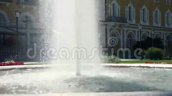 酒店前面的喷泉视频的预览图