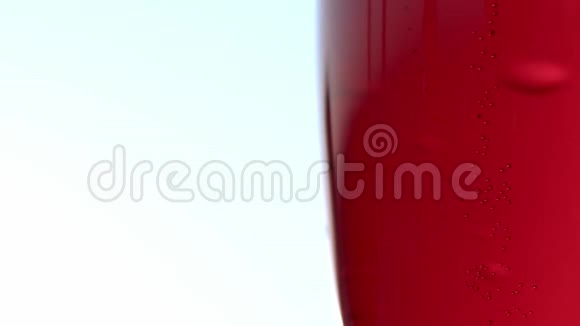 闪闪发光的红酒红酒被倒进一杯户外背景视频的预览图