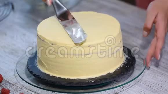 糕点厨师用自己的手做蛋糕用浆果装饰他视频的预览图
