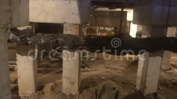 地下公用设施公寓住宅地下室之一的泥浆下水道使照明失效视频的预览图